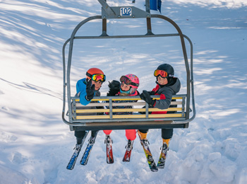 Trois enfants dans un remonte-pente au Mont Blanc