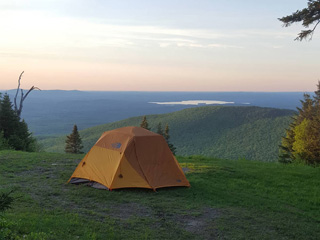 Camping au Sommet du Mont Sutton