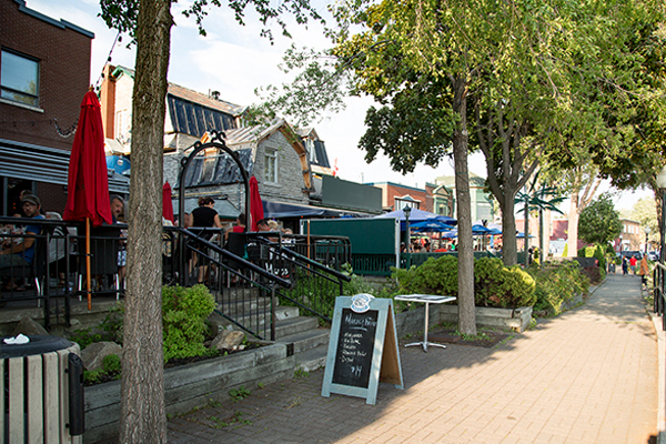 Restaurants, bars et terrasses sur la rue Sainte-Anne