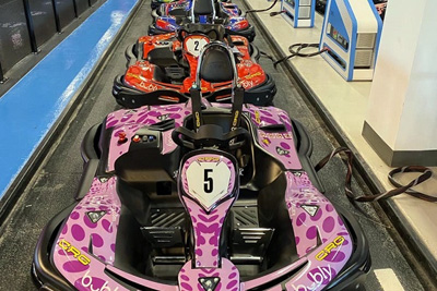 Karting électrique sur piste multiniveaux avec 9 attractions incroyables - Tag E-Karting & Amusement
