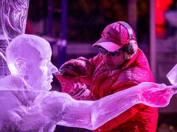 Artiste en train de créer une sculpture sur glace