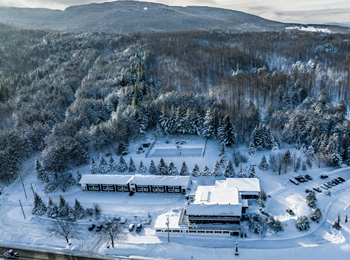 Vue aérienne de l’Hôtel Horizon et des environs sous la neige