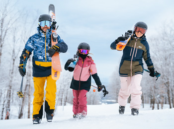 Jeune famille en journée de ski