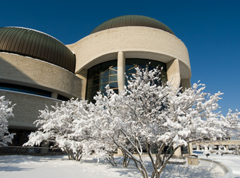 Extérieur du Musée canadien de l'histoire sous la neige