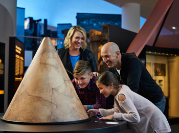 Famille heureuse de découvrir les attraits du musée