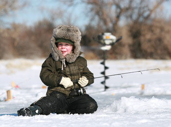 Enfant pratiquant la pêche blanche