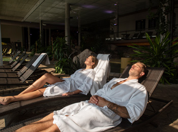 Un couple relaxant à l’intérieur du Spa O’Quartz