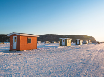 Cabanes de pêche sur glace sur le fjord du Saguenay