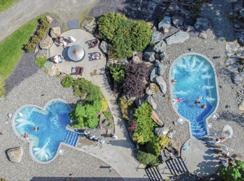 Vue aérienne des bains extérieurs du Spa Eastman