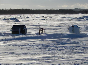 Cabanes de pêche sur un lac gelé