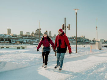 Couple en train de patiner sur un sentier glacé